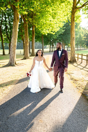 Mariés marchant dans une allée d’arbres lors d’un mariage organisé et décoré par My Daydream Wedding, près de Paris