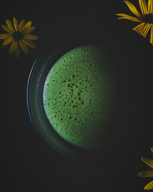 Eine Schale Matcha mit gelben Blumen