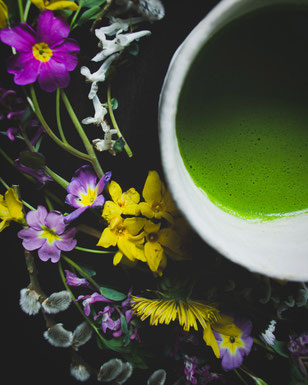 Matcha und Blumen