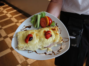 Teller mit Toast Hawaii