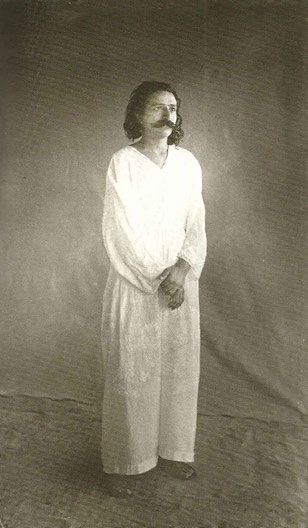 1927 - Ahmednagar, India. This how Meher Baba looked when Louis passed away.