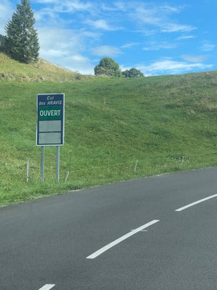Schild am Passbeginn - Zum Glück ein grünes Ouvert (Geöffnet) 