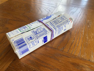 ギュッと圧を掛けながらパックを閉じて、輪ゴムなどで固定します