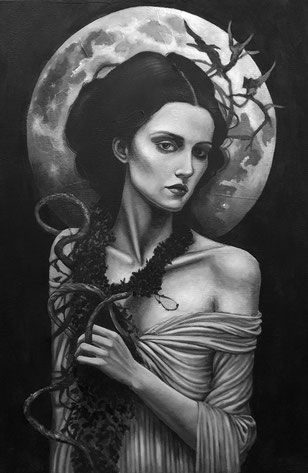 Grisaille einer Frau vor einem Vollmond gemalt von Pia Staudacher