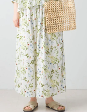 レーヨンプリントのスカーチョ  7590円→ 3980円(税込) たっぷりの生地を使用したドレープ感は、Tシャツとの相性も抜群です。