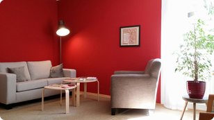 Wartezimmer der Heilpraxis M. Dankesreiter in Regensburg mit Couch, Tischchen und Sessel