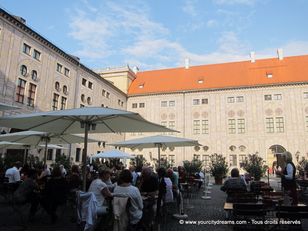 La résidence des rois de Bavière, à Munich, dispose de nombreuses cours intérieures accueillant un restaurant agréable.