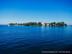 Le lac de Chiemsee est un site très touristique en Bavière avec son château et ses îles merveilleuses.