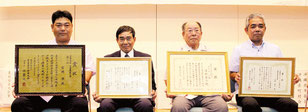 県さとうきび競作会で八重山地域から4人が表彰された=24日午後、産業支援センター(那覇市)