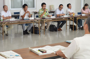 移住・定住支援協議会が発足し、委員が活発に意見を出しあった=3日、石垣港ターミナル