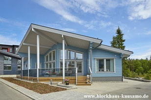 Blockhaus in Hellblau - Blockhaus, Holzhaus, Bauen, Wohnhaus, Blockhausbau, Massivholzhaus, Architektenhaus, Designhaus, Einfamilienhaus, Bungalow mit Sauna, Hanghaus, Wohnen, Blockhausbauen, Hausbau