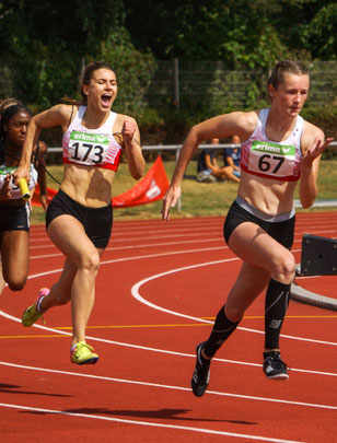 Bei Jamira Lauf und Enie Dangelmaier klappte der Staffelwechsel reibungslos. (Foto: Roman Buhl)