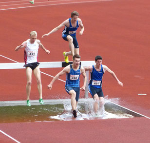 Erik Höpfner (496) und Malte Stockhausen (auf dem Balken) verpassten nach Stürzen haarscharf eine Medaille im 2000-m-Hindernislauf. (Archivfoto)
