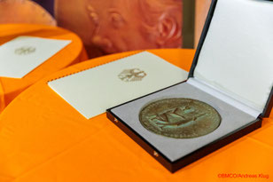 Pro-Musica-Plakette mit Urkunde