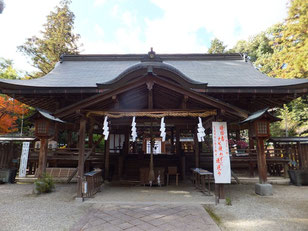 大和神社拝殿(主祭神:日本大国魂大神も饒速日尊とする説が有力。風早大国魂と異名同神なり)