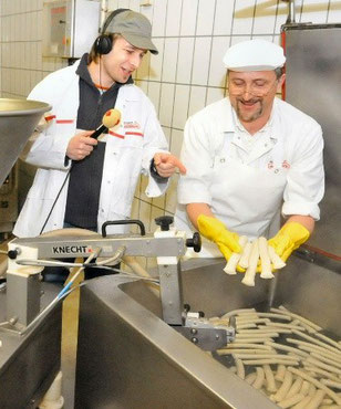 Bild: Franz Weinbuch mit dem SWR4 Team beim  herstellen von Fischbratwürsten.