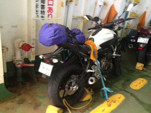 バイクはしっかりくくられて