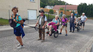 Cathy tirant sa maman, en tête du train de joëlettes