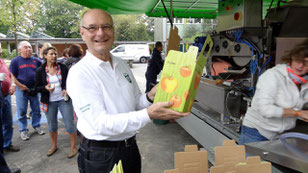 ... Abtransport in Kartons á 5 Liter Apfelsaft