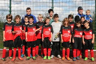 Die Mannschaft mit ihren neuen Trikots. In der Mitte Liliane Stegemann vom Restaurant Zum Ankerplatz. Foto: Dirk Hantrop