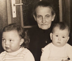 Maria Scherer mit den Bier-Kindern