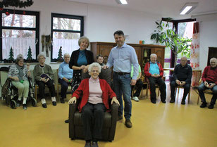 links: Heimleiterin S. Wecker, Frank Dewes, Hedwig Schuch