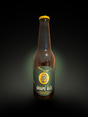 Deutsches Eck Golden Ale in einer schwarzen Keramikflasche