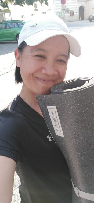 Earney mit Yogamatte