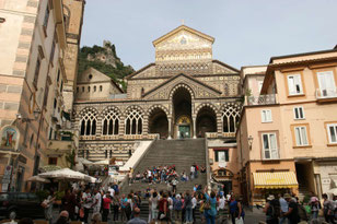 Blick auf den Dom von Amalfi mit Freitreppe