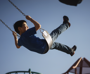 enfant sur une balançoire, angoisses, peur, liberté, insouciance, joie, psy