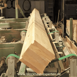 Die individuelle Produktion der einzelnen Bauteile eines Holzblockhauses - Massivholzhaus - Holzhaus - Hersteller - Produktion - Werkhalle