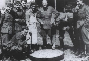 Soldados de la 2º Guerra Mundial disfrutando de la Paella.