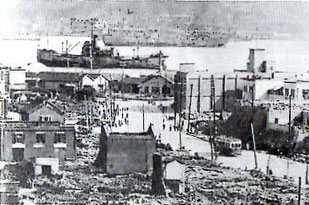 下関空襲を受けた焼け跡から見た関門海峡。海には機雷など米軍の攻撃で撃沈させられた船の姿があった