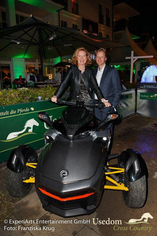 Auch Schauspielerin Marion Kracht und Ehemann Berthold Manns ließen sich das Aufsitzen auf mehr als einem PS bei der Cross Country Night nicht nehmen. Foto: Franziska Krug
