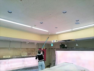 防カビ剤コーテイング作業中