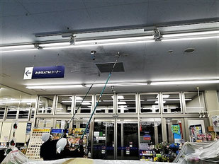 カビ除去前の天井のカビ