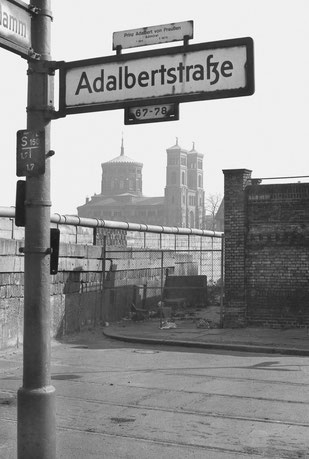 Siebrand Rehberg - Portfolio Berliner SIgnale des Aufbruchs An der Mauer, Ecke Aldabertstraße une Bethaniendamm, hinten St-Thomas-Kirche, 1971