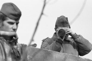 Siebrand Rehberg - Reparatur an der Mauer, der Fotograf wird dokumentiert 1973