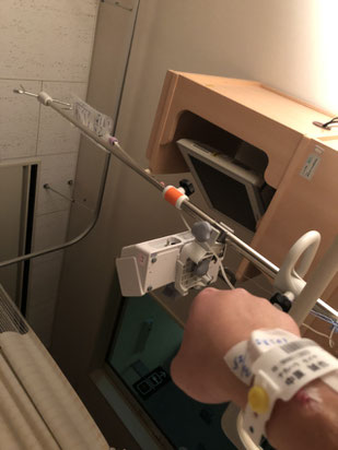 220501. 右腕が点滴に繋がっている様子