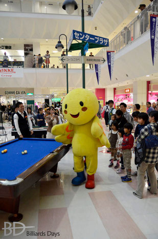 はばタンは大人気！　トリックショットも披露！