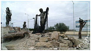 Homenaje al pescador y su familia en el malecón de Manta. Conjunto escultórico realizado por el Maestro Ivo Uquillas.