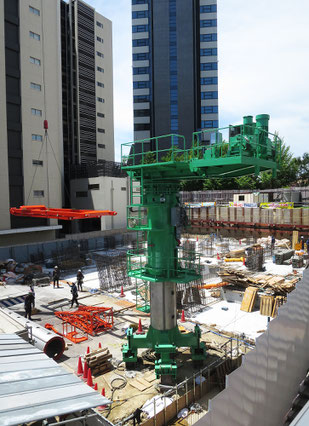 「多摩美術大学美術館」跡地に建設中の高層マンション。基礎工事が終わり、いよいよ地上部建設。クレーンが組み立てられていた。だが、「京王プラザホテル多摩」の跡地にも高層マンションが建設中。こんなに多摩センター駅周辺に造って、通勤ラッシュはどうするのだろう。ん！？・・・高級マンションを購入する人は通勤なんかしないか。2025.7.19　 【写真⑥：多摩市落合1-33】