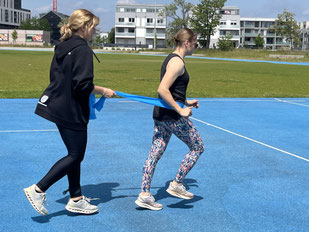 Laufen mit Pose Methode und Stretchbändern