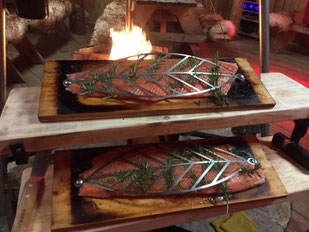 Flammlachs, Flammlachsessen, Weihnachtsfeier, Witergrillen, Grillhütte, Winterfeier, Firmenevent, Firmenfeier, Lachs