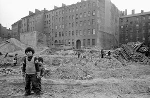 © Siebrand Rehberg - Kinder auf einem Abrissgelände nahe Skalitzer Straße 1973