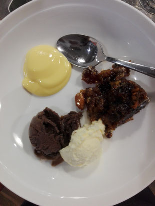 Australische Nachspeise: Custard ( eine Art Pudding aber deutlich besser als Pudding!),  Kuchen/Pudding/hastdunichtgesehen mit Trockenfrüchten und Zuckerglasur (gar nicht mein Fall), Vanille- und Schokoeis 