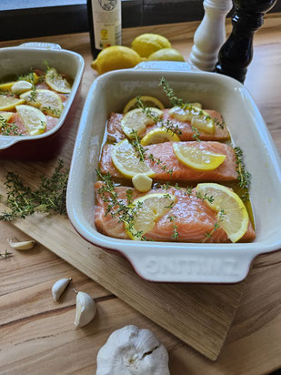 Zitronenlachs aus dem Ofen frisch serviert