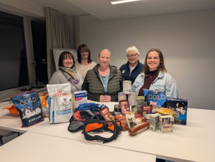 Zur Spendenübergabe trafen sich die Beteiligten der Hundefreunde Bedburg und der Tiertafel Rhein-Erft mit Iris Schier (2. v. l.) vom Organisations-Team des Hundeschwimmens im Rathaus der Stadt Bedburg.   © Stadt Bedburg