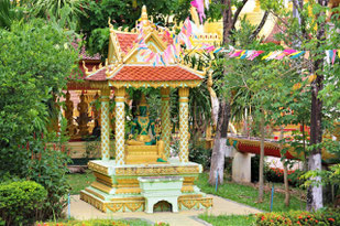 Un temple dans un jardin abrite une statue de verre de Bouddha à Vientiane au Laos