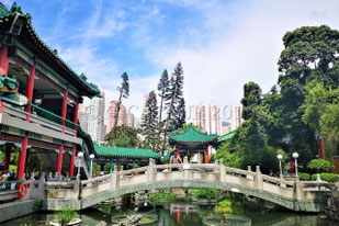 Le célèbre temple Wong Tai Sin au milieu des buildings de Hong Kong